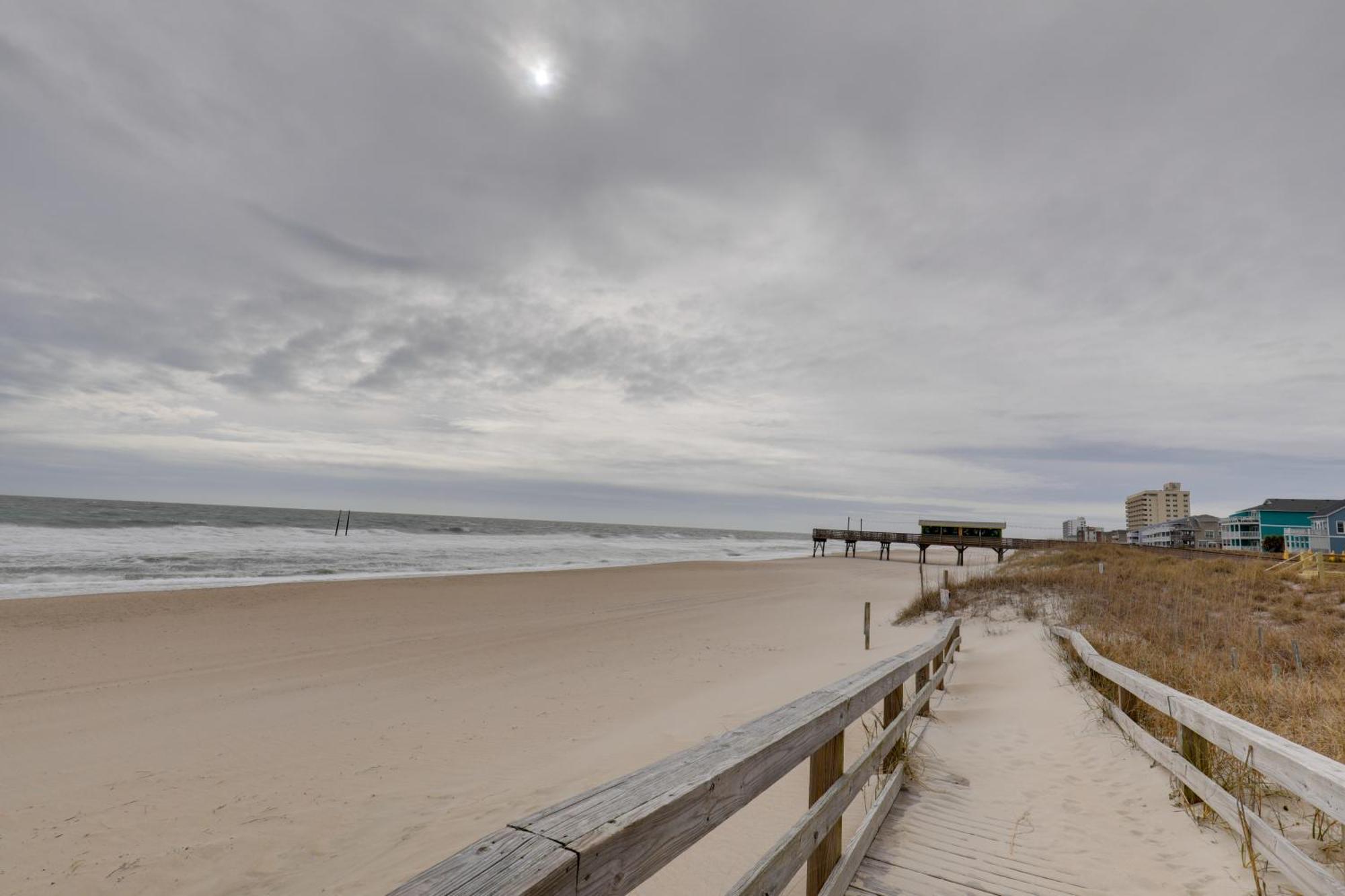 Carolina Beach Home With Balconies, Walk To Beach! Экстерьер фото